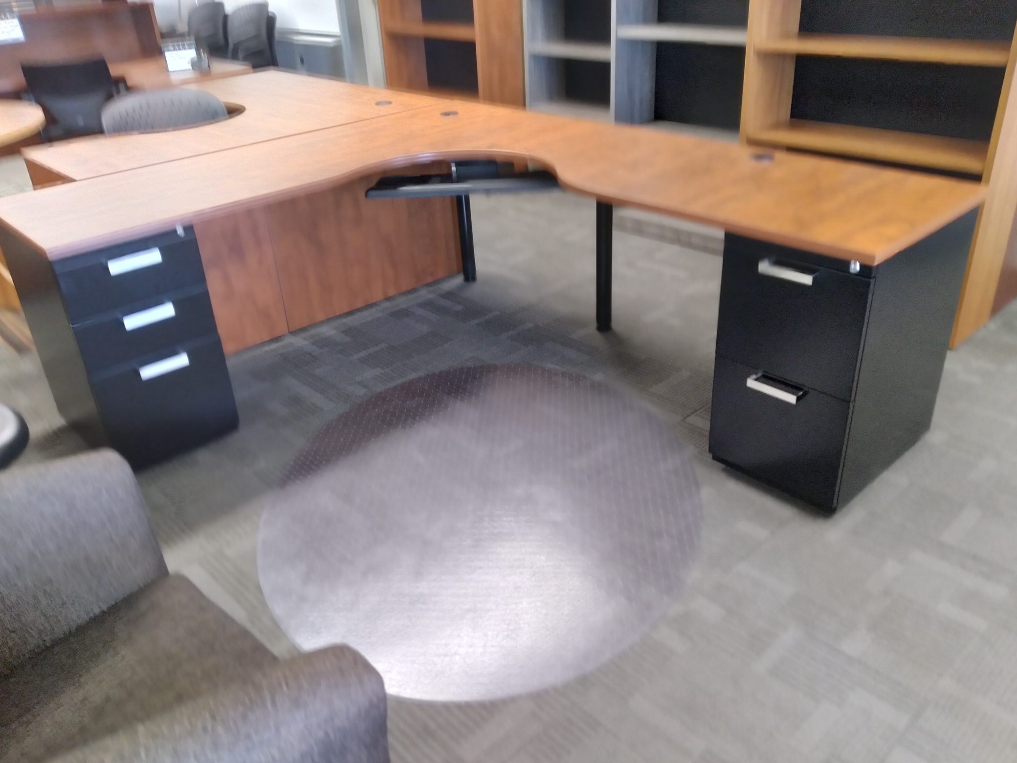 IOF 72 X 84 COMPONENT DESK W/OPTION KEYBOARD TRAY