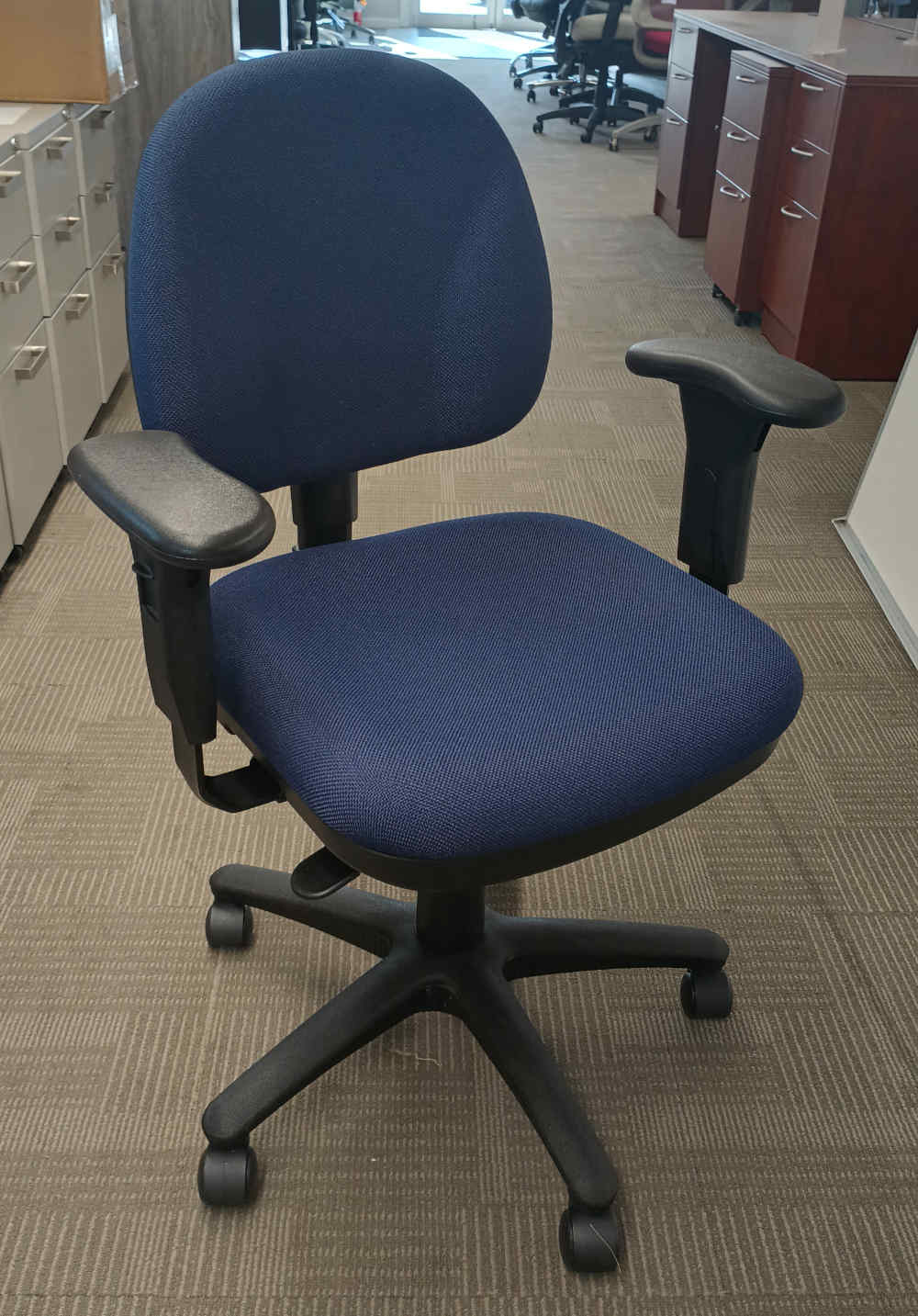 OM PETITE CHAIR FOR PEOPLE UNDER 5'5"