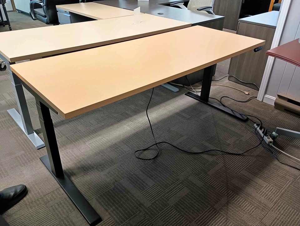 PRE-OWNED ELECTRIC HEIGHT DESK 28X70