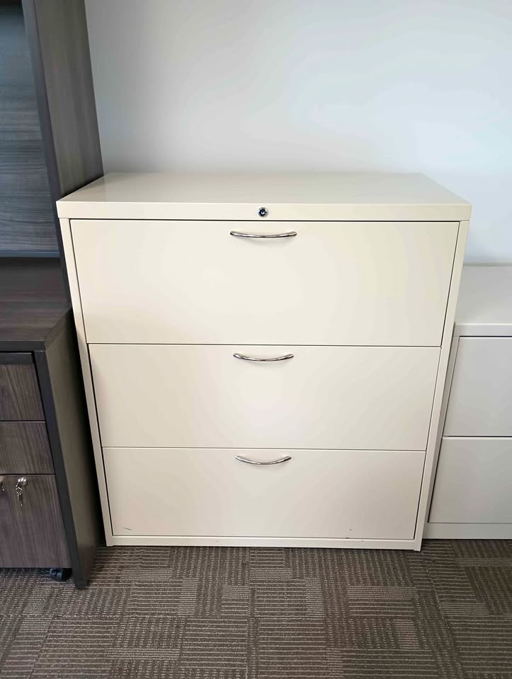 PRE-OWNED 3-DRAWER LATERAL FILE