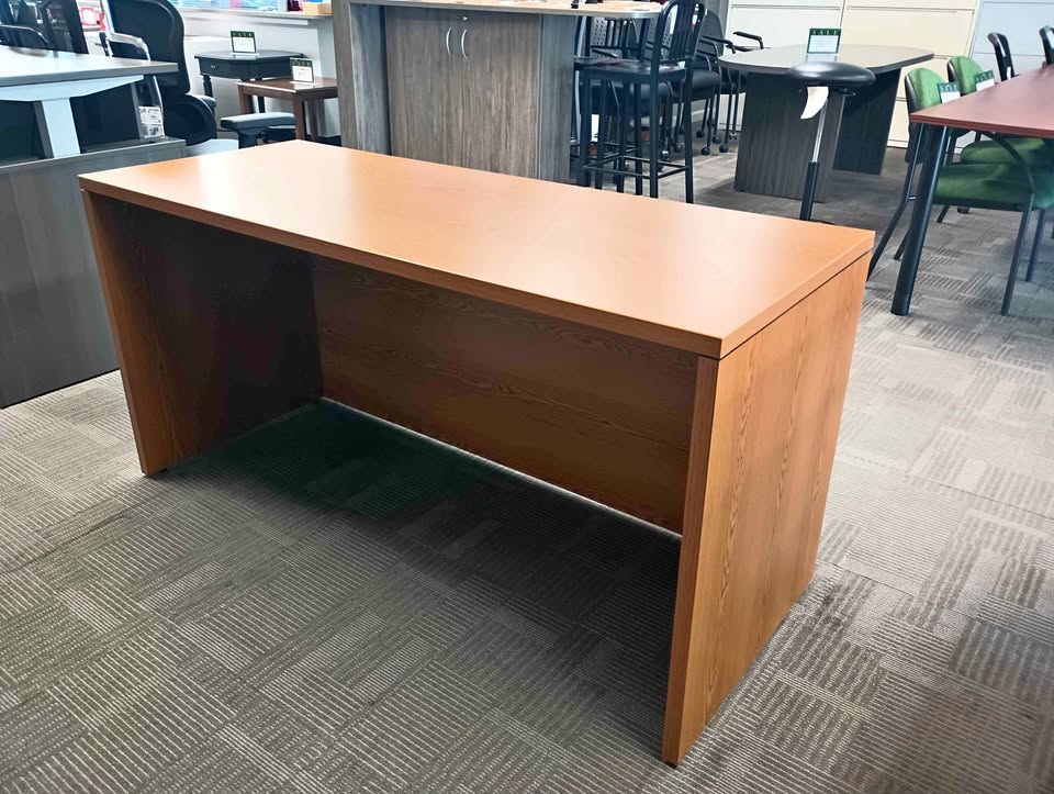 PRE-OWNED 60X24 DESK